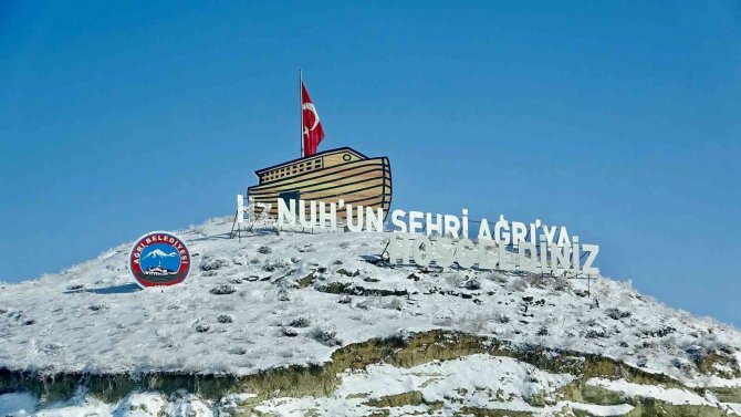 Ağrı’da Dondurucu Soğuklar Yerini Kar Yağışına Bıraktı