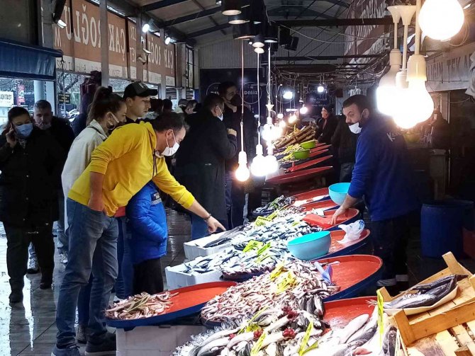 Balık Bol Olunca Vatandaş Balık Haline Koştu