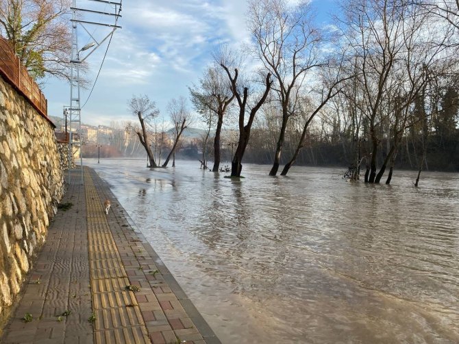 Bartın Irmağı’ndaki Su Seviyesi Yükseldi, Yürüyüş Yolları Ve İskeleler Su Altında Kaldı