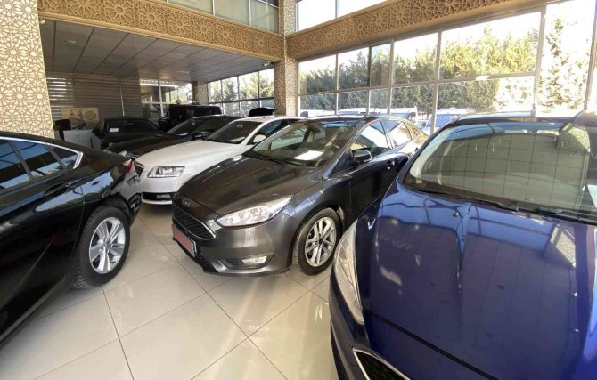 Oto Galericiler Stoktaki Araçların Piyasaya Çıkmasını Bekliyor