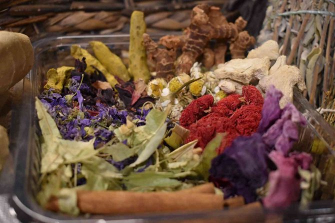 Kar Yağdı, Havalar Soğudu, Şifa Arayan Aktarların Yolunu Tuttu