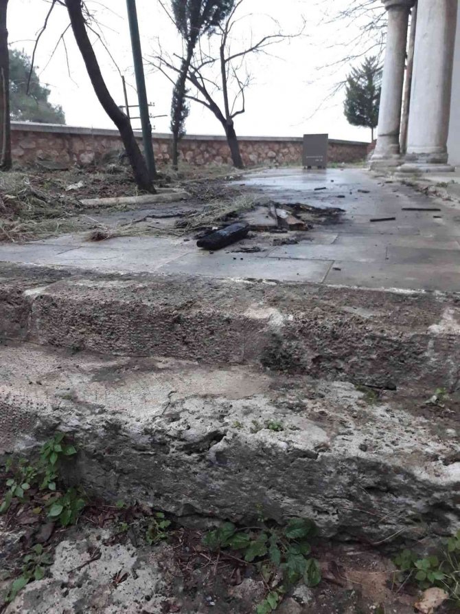 Fatih Sultan Mehmet’in Torununun Türbesi Görenlerin İçici Acıtıyor