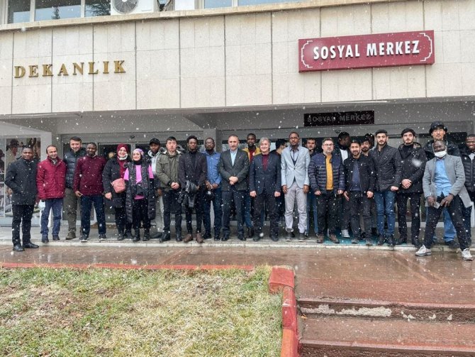 Rektörü Göktaş, Yabancı Uyruklu Öğrencilerle Bir Araya Geldi