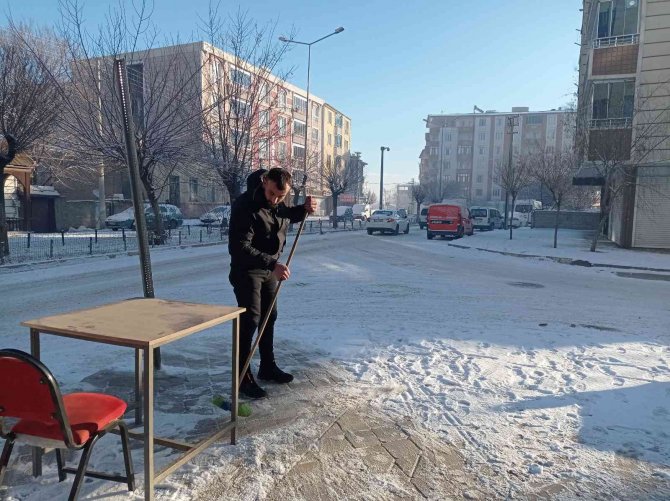 Iğdır’da Esnaf Yeni Haftaya Kar Temizleyerek Başladı