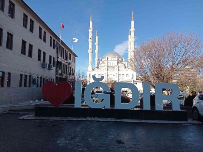 Iğdır’da Esnaf Yeni Haftaya Kar Temizleyerek Başladı