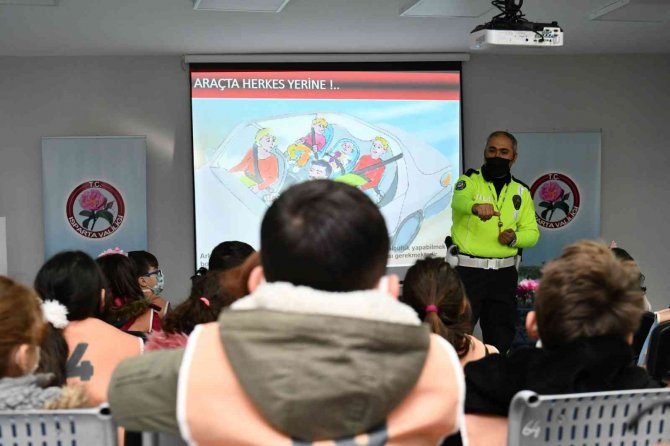 Isparta’da Minik Öğrenciler Trafik Kurallarını Öğreniyor