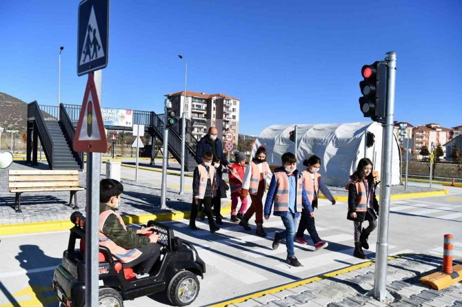 Isparta’da Minik Öğrenciler Trafik Kurallarını Öğreniyor