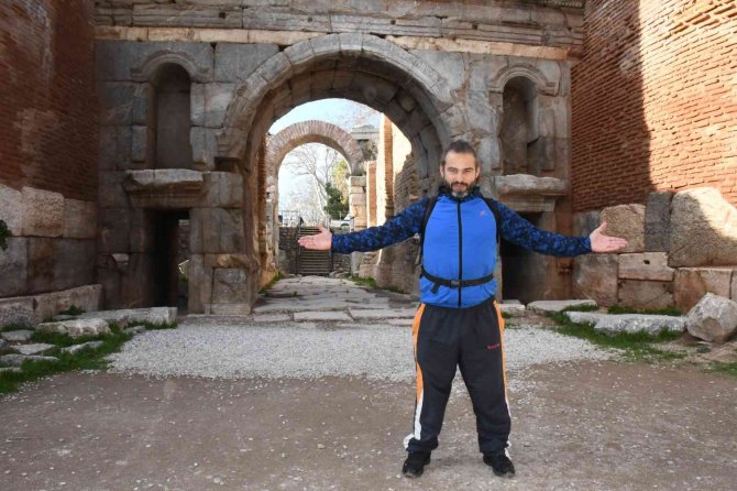 296 Gündür Yürüyen Sanatçı İ̇znik’te