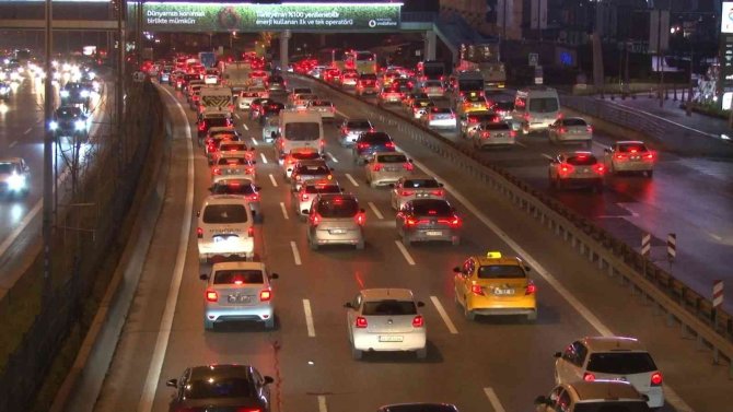 Yılın İlk İş Gününde Trafik Yoğunluğu Yüzde 50’yi Gördü