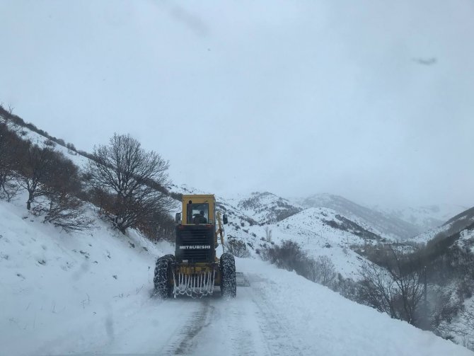 Kardan Kapanan Köy Yolları Tek Tek Açıldı