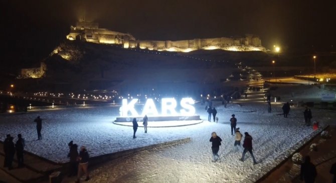 Kars’ta Vatandaşlar Kar Altında Halay Çekti