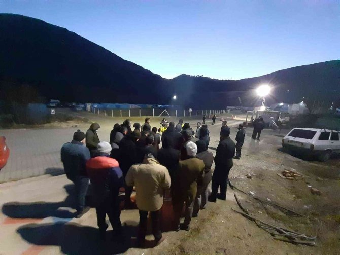 İ̇şten Çıkartılan Maden İşçileri Greve Başladı