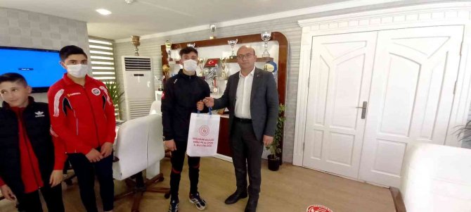 Şampiyon Karayazı Belediyespor Atletizm Takımına Gsi̇m’den Ödül