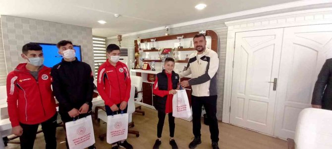 Şampiyon Karayazı Belediyespor Atletizm Takımına Gsi̇m’den Ödül