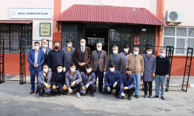 Öğrenciler 87 Kurum Ve Okul İçin Kütüphane Malzemesi Üretti