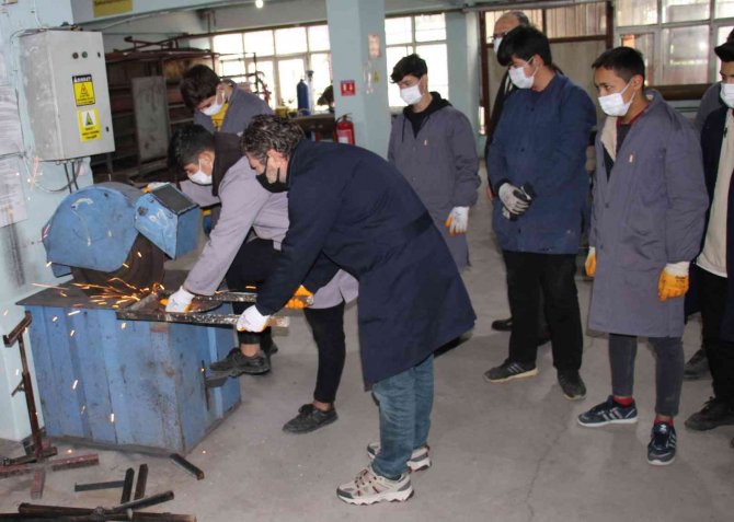 Öğrenciler 87 Kurum Ve Okul İçin Kütüphane Malzemesi Üretti