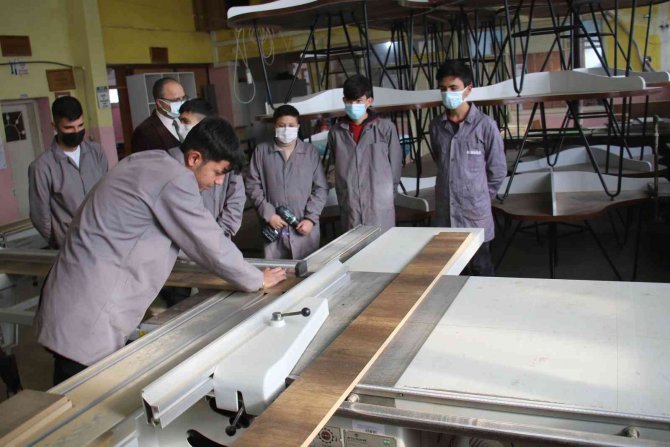 Öğrenciler 87 Kurum Ve Okul İçin Kütüphane Malzemesi Üretti