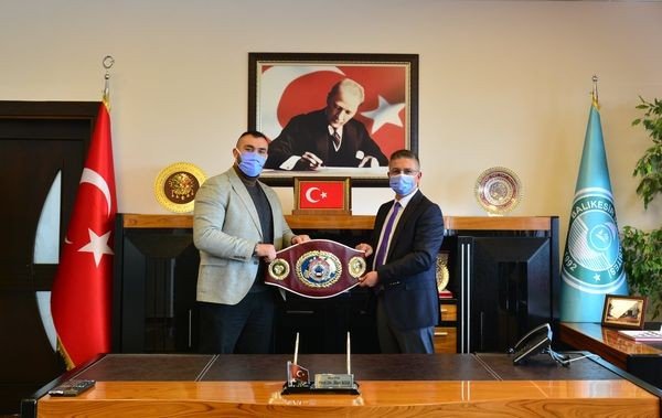 Rektör İ̇lter Kuş’tan Şampiyon Boksör Demirezen’e Tebrik