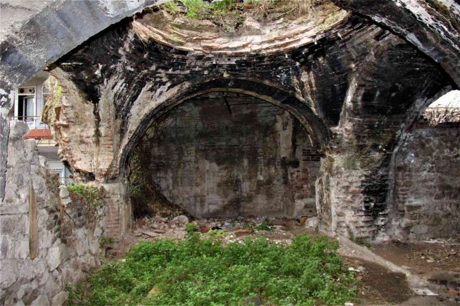 Roma Döneminin Su Sarnıcı Çarpık Yapılaşmanın, Kökleri İse Apartmanların Altında