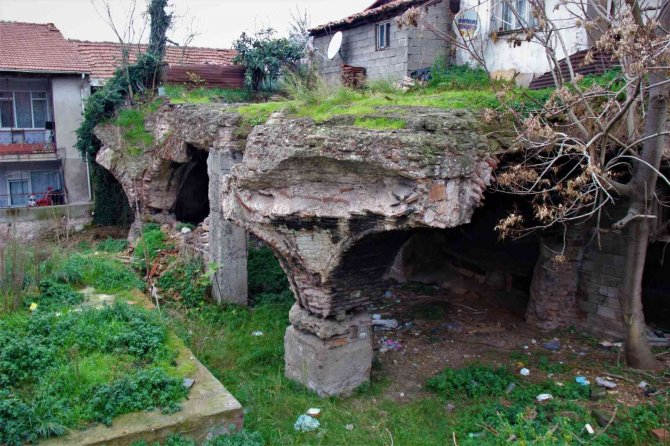 Roma Döneminin Su Sarnıcı Çarpık Yapılaşmanın, Kökleri İse Apartmanların Altında