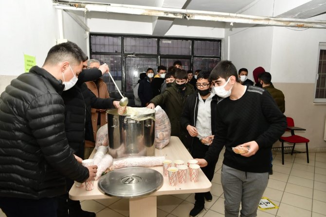 Genç Dostu Mamak Belediyesi’nden Öğrencilere Sıcacık İkram