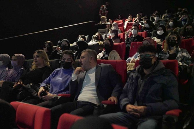Sincan Belediye Başkanı Murat Ercan Öğrencileri, Kesişme: İ̇yi Ki Varsın Eren” Filmine Götürdü