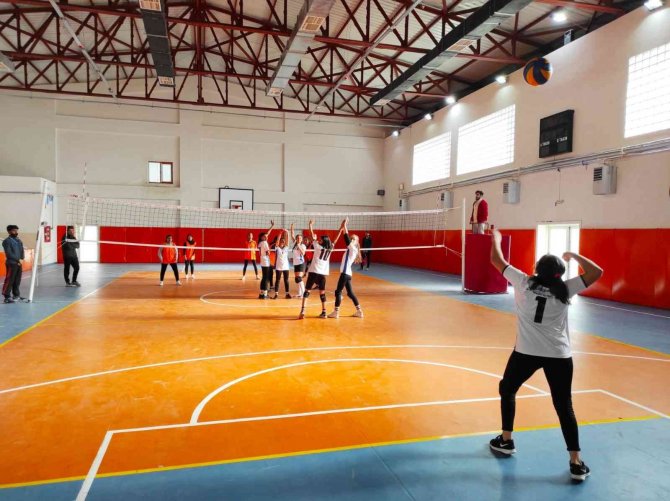Cizre Emniyet Müdürlüğü Öğrenciler İçin Voleybol Turnuvası Başlattı