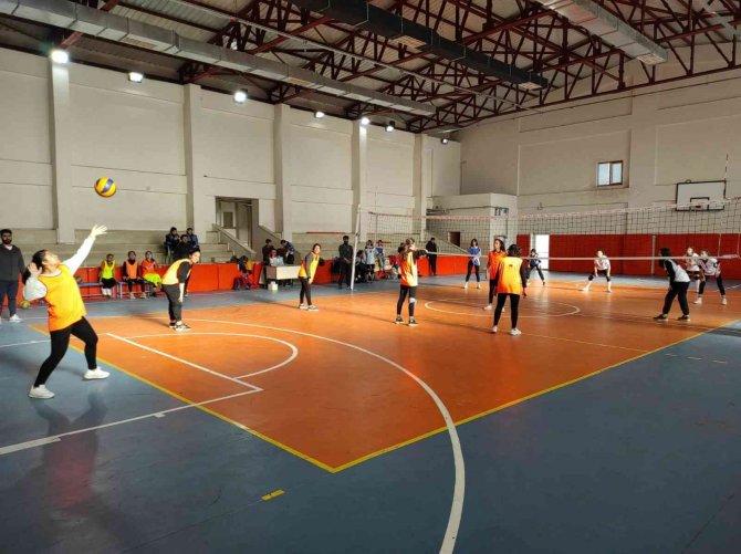 Cizre Emniyet Müdürlüğü Öğrenciler İçin Voleybol Turnuvası Başlattı