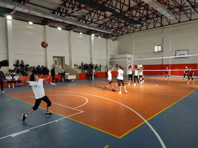 Cizre Emniyet Müdürlüğü Öğrenciler İçin Voleybol Turnuvası Başlattı