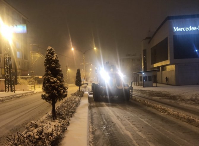 Van Büyükşehir Belediyesi Ekiplerinden Karla Mücadele Çalışması