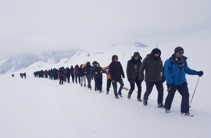 Van Gölü Aktivistleri Derneği Başkanı Özel: “Nemrut’un Develerini Koruyarak Turizme Kazandırmalıyız”