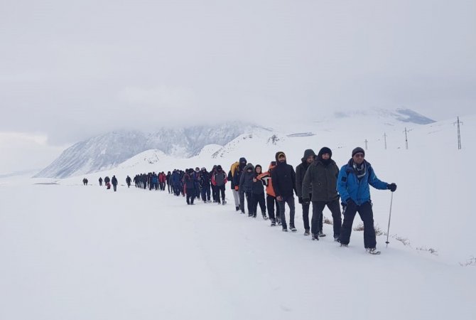 Van Gölü Aktivistleri Derneği Başkanı Özel: “Nemrut’un Develerini Koruyarak Turizme Kazandırmalıyız”