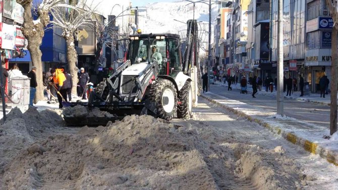 Van’da Kar Yağışı Sonrası Ekiplerin Yoğun Mesaisi