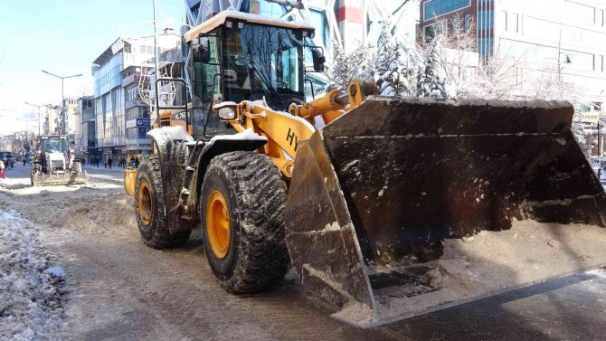 Van’da Kar Yağışı Sonrası Ekiplerin Yoğun Mesaisi