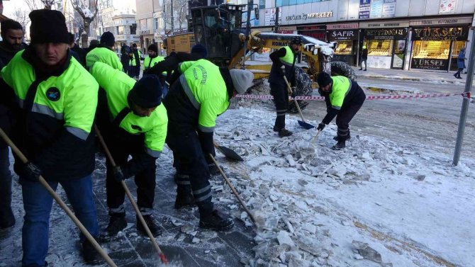 Van’da Kar Yağışı Sonrası Ekiplerin Yoğun Mesaisi