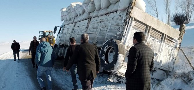 Çaldıran’da Karla Mücadele Çalışmaları Devam Ediyor