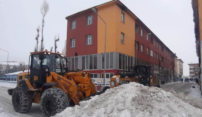 Çaldıran’da Karla Mücadele Çalışmaları Devam Ediyor