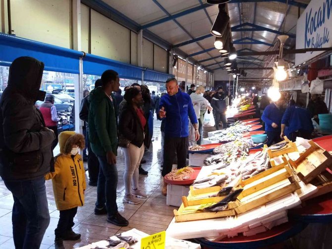 Balık Bol Olunca Vatandaş Balık Haline Koştu