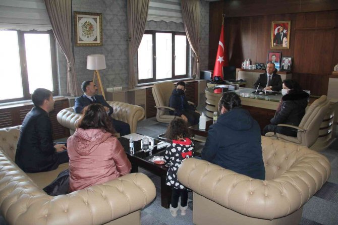 Ağrılı Başarılı Öğrenciler, Milli Eğitim Müdürü Kökrek’i Ziyaret Etti
