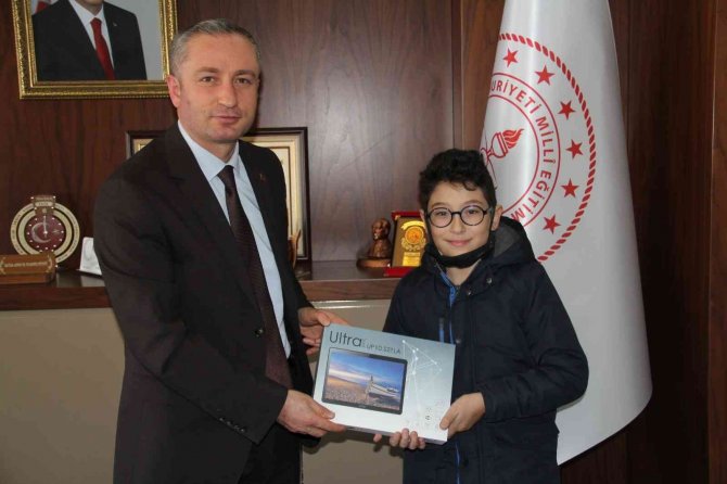 Ağrılı Başarılı Öğrenciler, Milli Eğitim Müdürü Kökrek’i Ziyaret Etti