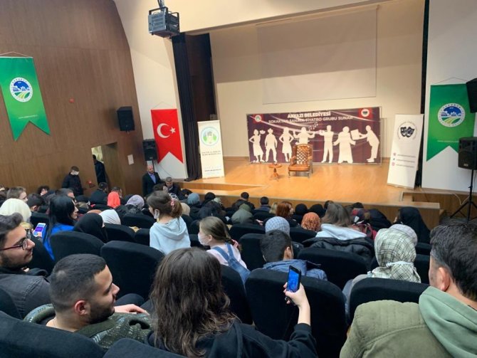 Akyazı’da İki Farklı Tiyatro Oyunu Seyirci İle Buluştu
