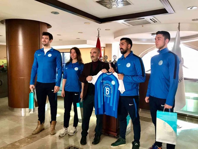 Aybü Şampiyonlarını Sevincini Genel Sekreter Öztürk İle Paylaştı