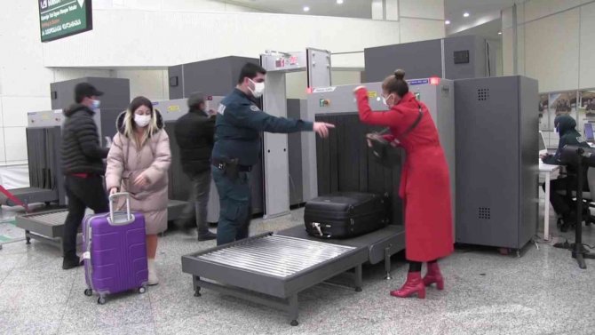 Gürcüler Boş Bavullarla Gümrük Kapısından Geçip, Dolu Bavulla Dönüyorlar