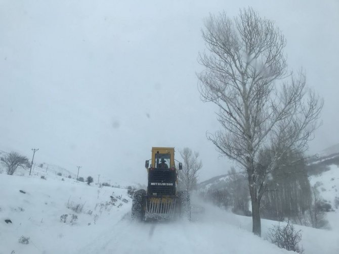 Bayburt’ta Kar, Tipide Araçlarıyla Mahsur Kalan Vatandaşlar Kurtarıldı