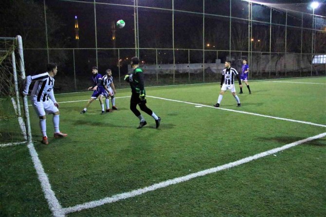 Geleneksel Hale Gelen Halı Saha Turnuvasında 33 Takım Ter Döküyor