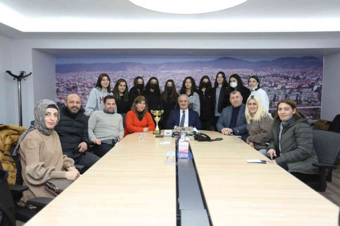 Voleybol Takımından Başkan Aygün’e Ziyaret