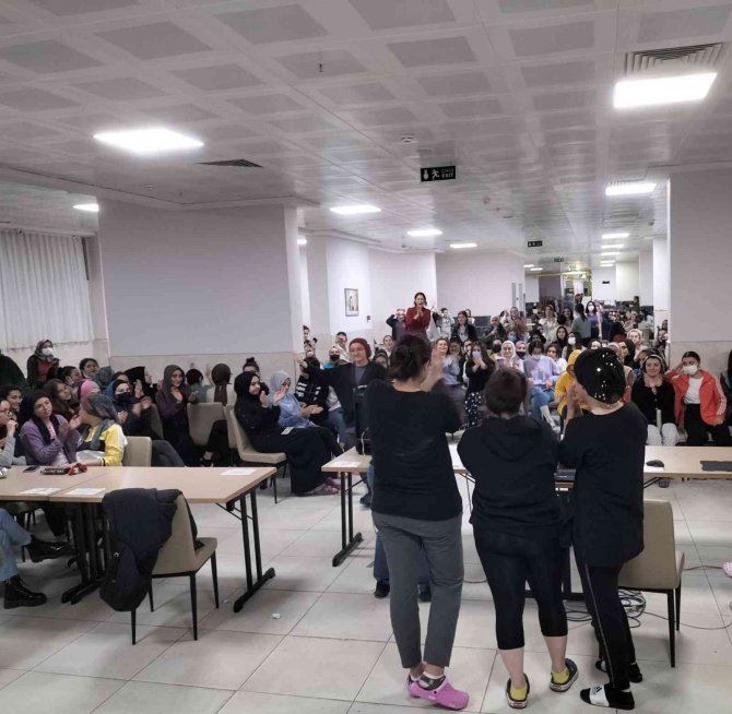 Gençler Karaoke Etkinliğinde Gönüllerince Eğlendi