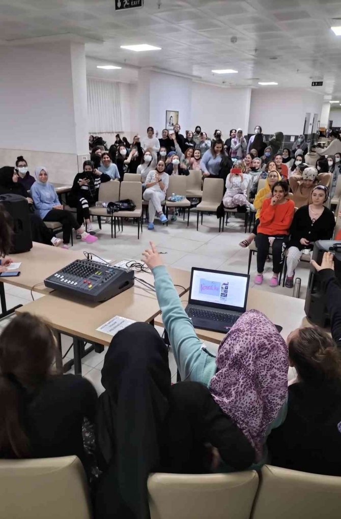 Gençler Karaoke Etkinliğinde Gönüllerince Eğlendi