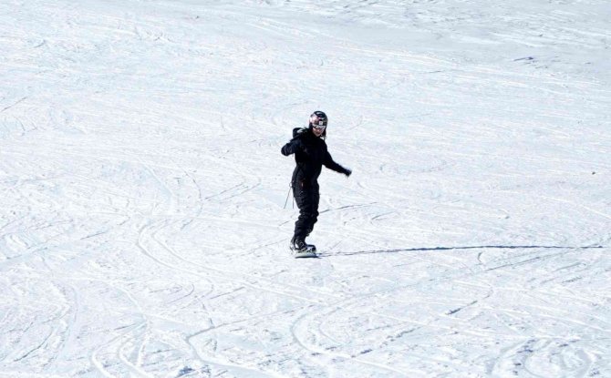 Dünyaca Ünlü Sanatçı Inna, Erciyes’te Kayak Yaptı