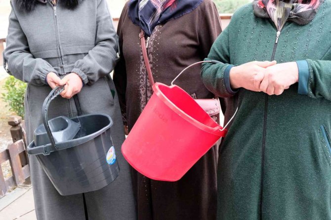 Su Kesintilerini Protesto İçin Ellerinde Kovalarla Ve Damacana İle Belediyeye Yürüdüler